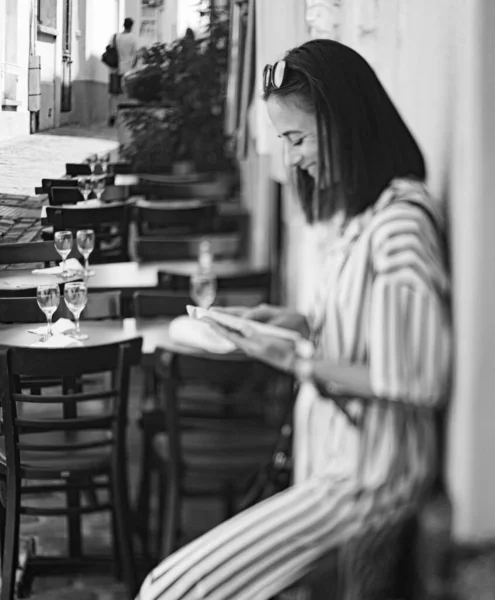 Beautiful woman leans at a wall in Paris - Paris street photography