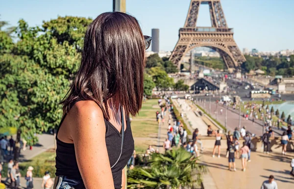 Young Woman Paris Eiffel Tower Paris Street Photography — ストック写真