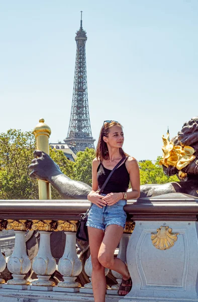 巴黎年轻女子 俯瞰埃菲尔铁塔 巴黎街头摄影 — 图库照片