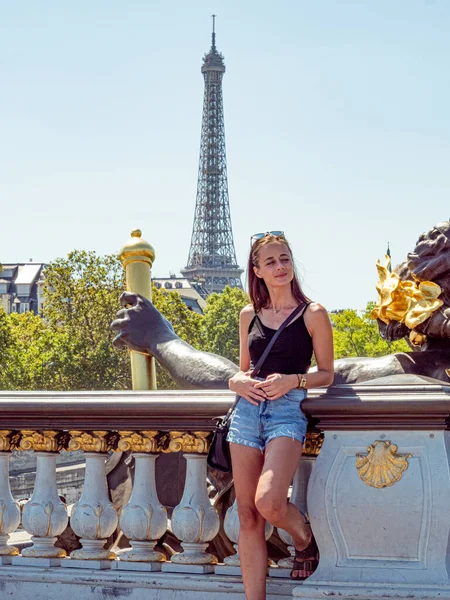 Giovane Donna Parigi Con Vista Sulla Torre Eiffel Parigi Street — Foto Stock