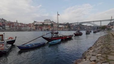 Porto 'daki Douro Nehri' ndeki tekneler - Porto, Portekiz - 18 Eylül 2019