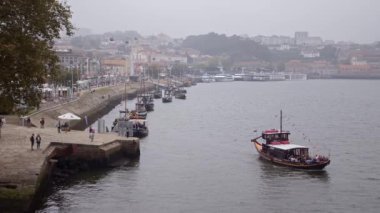 Porto 'daki Douro Nehri üzerinde geniş açı - Porto, Portekiz - 18 Eylül 2019
