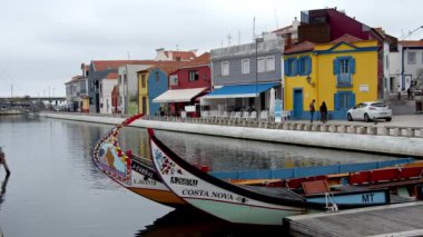 Aveiro şehrindeki renkli gondollar turistler için çok popülerdir - Aveiro, Portekiz - 18 Eylül 2019