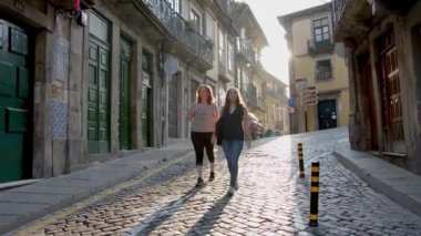 Porto 'nun tarihi bölgesinde bir yürüyüş - Porto, Portekiz - 18 Eylül 2019
