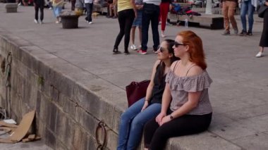 Douro Nehri kıyıları dinlenmek için harika bir yerdir - Porto, Portekiz - 18 Eylül 2019