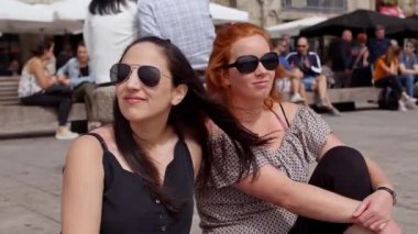 Porto 'daki Douro Nehri kıyısında dinlenen Porto, Portekiz - 18 Eylül 2019
