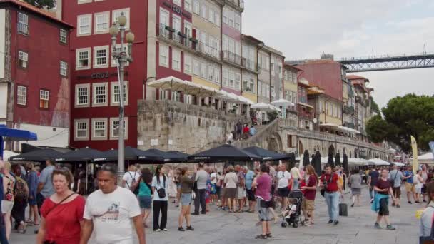 波尔图的多罗河 River Douro 受欢迎的河岸 名为Cais Ribeira Porto 葡萄牙 2019年9月18日 — 图库视频影像