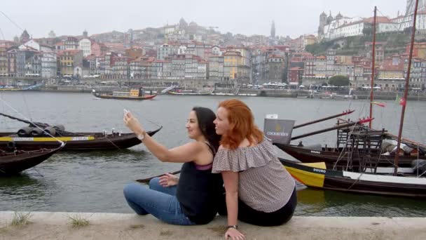 Tow Girls Porto Take Selfies River Douro Porto Portugal September — Αρχείο Βίντεο