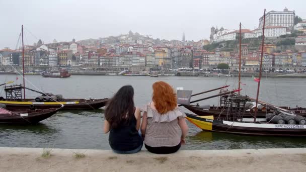 Χαλαρώνοντας Στον Ποταμό Ντούρο Στην Πόλη Πόρτο Πόρτο Πορτογαλία Σεπτεμβρίου — Αρχείο Βίντεο