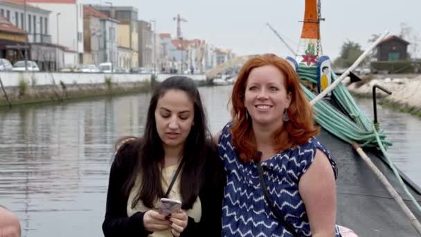 Duas Meninas Passeio Gôndola Por Aveiro Aveiro Portugal Setembro 2019 — Vídeo de Stock