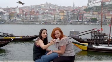 Porto 'daki çekici kızlar River Douro - Porto, Portekiz - 18 Eylül 2019