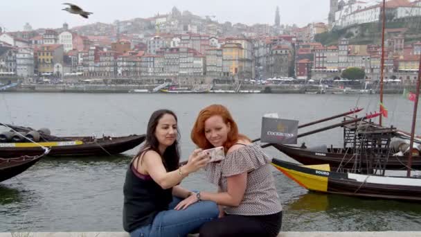 Raparigas Reboque Porto Tiram Selfies Rio Douro Porto Portugal Setembro — Vídeo de Stock