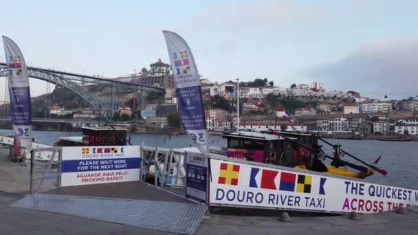 Porto Daki Douro Nehri Nin Kıyıları Popüler Kalabalık Bir Yerdir — Stok video