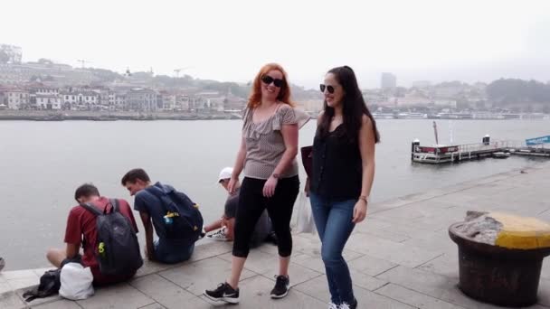 Two Young Women Walk Banks River Douro Porto Porto Portugal — ストック動画