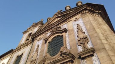 Porto 'nun tarihi bölgesindeki güzel kilise - Porto, Portekiz - 18 Eylül 2019