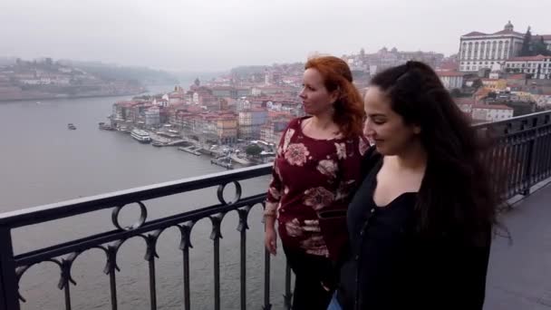 Dva Přátelé Návštěvě Města Porto Porto Portugalsko Září 2019 — Stock video