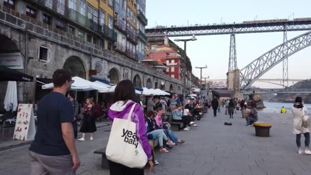 포르투의 강기슭은 인기있고 붐비는 곳이다 포르투갈 포르투 2019 — 비디오