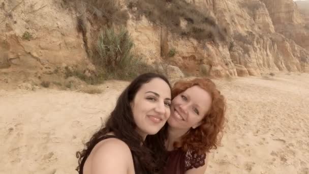 Los Amigos Hacen Selfies Una Playa Arena Portugal — Vídeos de Stock