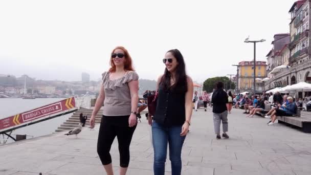 Two Young Women Walk Banks River Douro Porto Porto Portugal — ストック動画