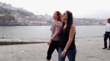İki kız Porto 'ya gezmeye gidiyor - Porto, Portekiz - 18 Eylül 2019