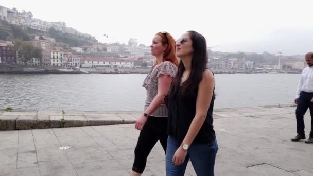 Dos Niñas Viajan Oporto Para Hacer Turismo Porto Portugal Septiembre — Vídeos de Stock