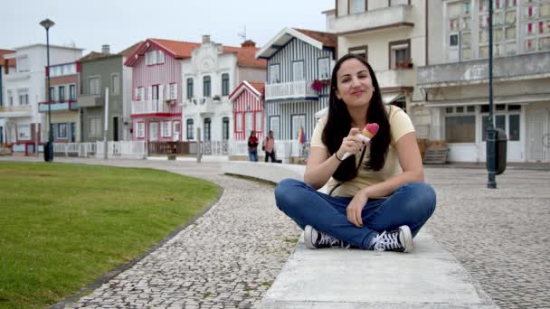 Jovem Lambe Sorvete Praia Costa Nova Dia Descontraído Aveiro Portugal — Vídeo de Stock