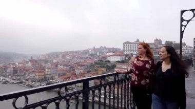 Porto 'daki Dom Luis Köprüsü' nde iki kadın - Porto, Portekiz - 18 Eylül 2019