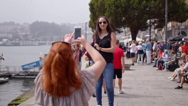 Mujeres Jóvenes Toman Fotos Mientras Viajan Oporto Porto Portugal Septiembre — Vídeo de stock