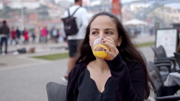Молодая Женщина Пьет Апельсиновый Сок Уличном Кафе Порту Порто Португаль — стоковое видео