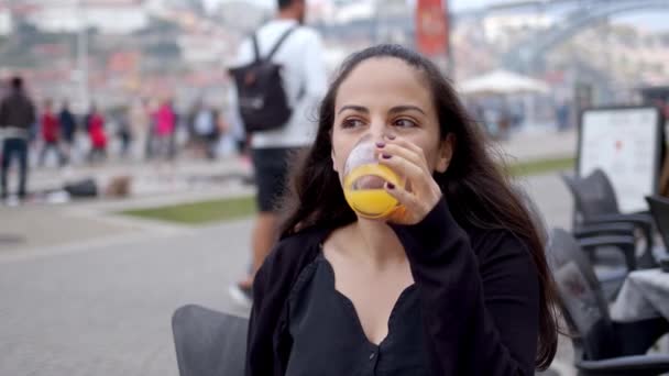 Une Jeune Femme Boit Jus Orange Dans Café Rue Porto — Video