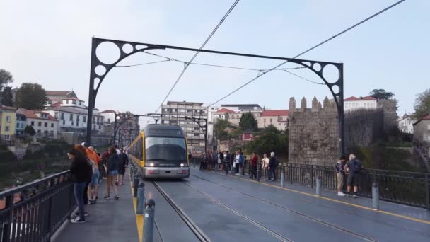 在葡萄牙波尔图 波尔图的多姆路易斯桥上的地铁轨道 2019年9月18日 — 图库视频影像