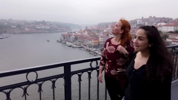 Twee Vrouwen Dom Luis Brug Porto Porto Portugal September 2019 — Stockvideo