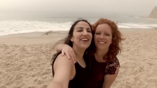 Gli Amici Fanno Selfie Una Spiaggia Sabbia Portogallo — Video Stock
