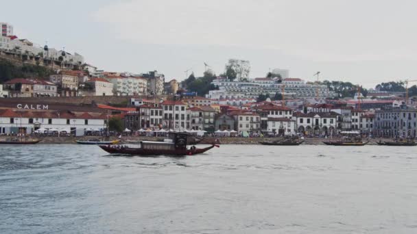 Douro Nehri 'ndeki Gaia şehri - Portekiz' in Porto kenti - 18 Eylül 2019 — Stok video