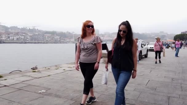 ポルトへの観光旅行中の若者-ポルトガルのポルト市- 2019年9月18日 — ストック動画