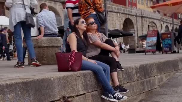 Porto 'daki Douro Nehri kıyısında dinlenen Porto Şehri, Portekiz - 18 Eylül 2019 — Stok video
