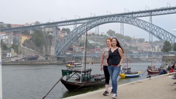 Ponte Dom Luis no Porto - CIDADE DE PORTO, PORTUGAL - 18 DE SETEMBRO DE 2019 — Vídeo de Stock