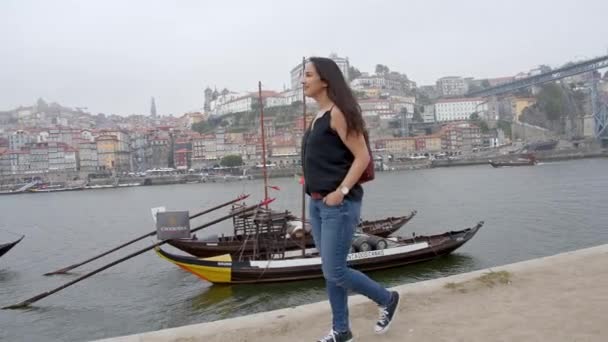 Berjalan di sepanjang tepi Sungai Douro di Porto - CITY OF PORTO, PORTUGAL - SEPTEMBER 18, 2019 — Stok Video