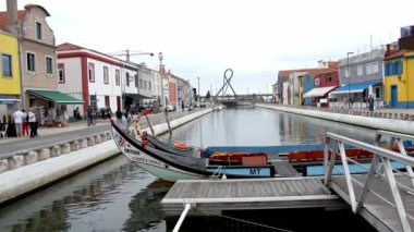 Aveiro şehrindeki renkli gondollar turistler için çok popülerdir - Aveiro, Portekiz - 18 Eylül 2019
