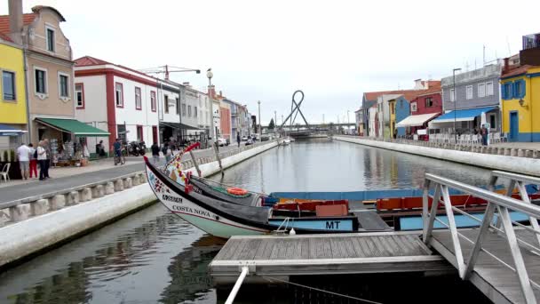 Coloridas góndolas en la ciudad de Aveiro son muy populares para los turistas - CIUDAD DE AVEIRO, PORTUGAL - 18 DE SEPTIEMBRE DE 2019 — Vídeo de stock