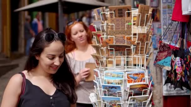 Boutique de souvenirs dans la ville de Porto - VILLE DE PORTO, PORTUGAL - 18 SEPTEMBRE 2019 — Video