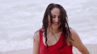 Güzel bir yaz gününde sahilde bir Türk kızı