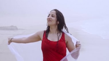 Yaz Güneşi ve Sahilde Eğlence - Kızlar rahatlar ve okyanus kıyısında harika vakit geçirirler