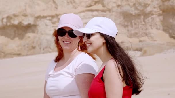 Jovens mulheres têm um grande momento no mar - férias na praia — Vídeo de Stock