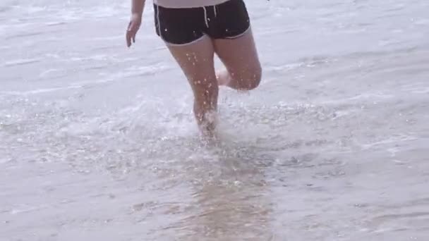 Correr sobre una playa de arena en el océano - vacaciones de verano — Vídeo de stock