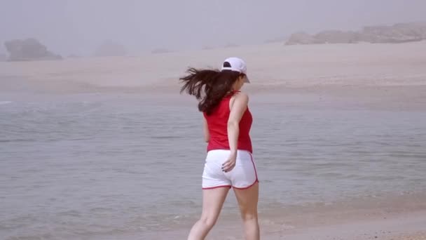 Sommarsol och kul på stranden - tjejer kopplar av och har roligt vid havet — Stockvideo