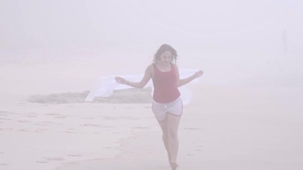 Okyanusta kumlu bir sahilde koşmak - yaz tatili — Stok video