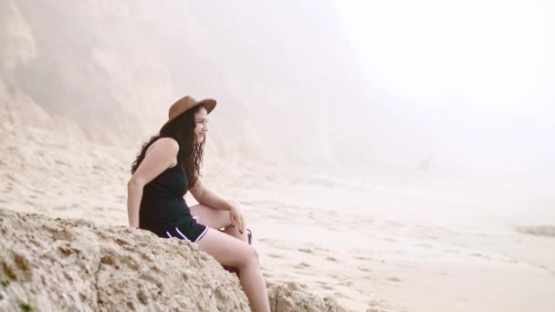 Nyári nap és szórakozás a strandon - lányok pihenni, és érezd jól magad az óceánparton — Stock videók
