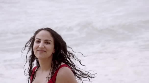 Zomer zon en plezier op het strand - meisjes ontspannen en hebben een geweldige tijd aan de oceaan — Stockvideo