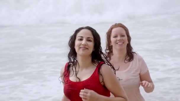 Unga kvinnor har en fantastisk tid vid havet - strandsemester — Stockvideo